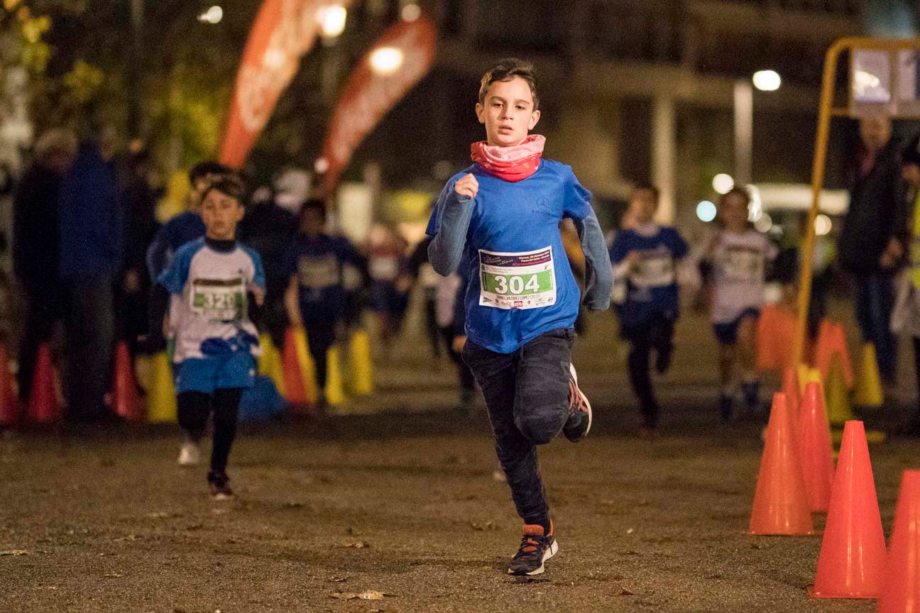 Ni el mal tiempo ni el frío han impedido que decenas de niños hayan partido en las carreras de las distintas categorías de esta tradicional carrera navideña