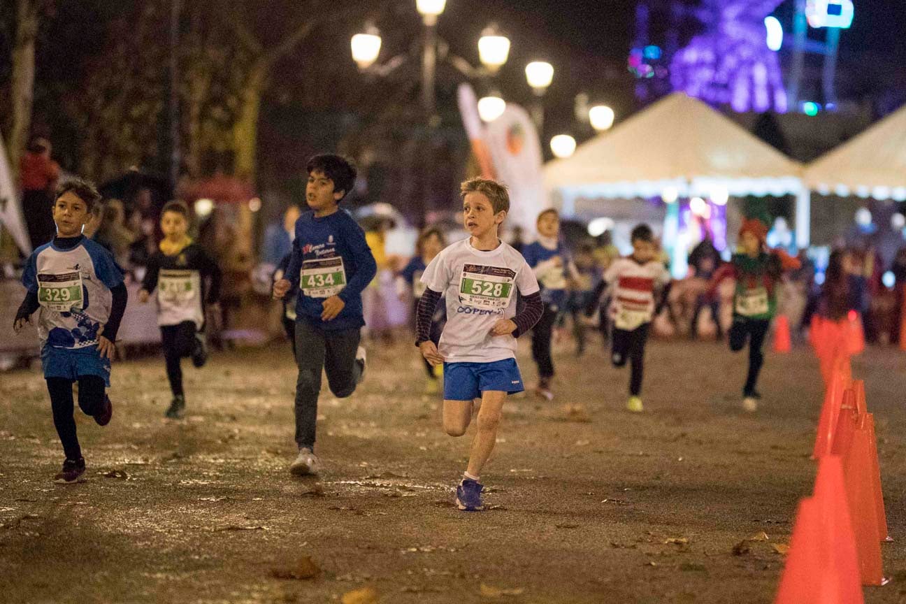 Ni el mal tiempo ni el frío han impedido que decenas de niños hayan partido en las carreras de las distintas categorías de esta tradicional carrera navideña