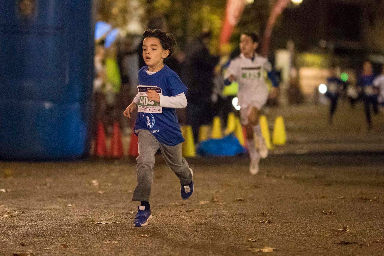 Ni el mal tiempo ni el frío han impedido que decenas de niños hayan partido en las carreras de las distintas categorías de esta tradicional carrera navideña