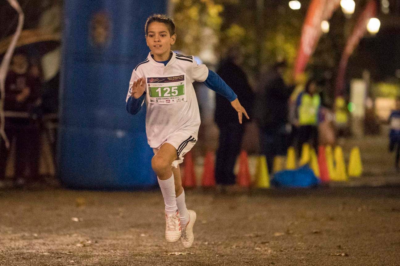 Ni el mal tiempo ni el frío han impedido que decenas de niños hayan partido en las carreras de las distintas categorías de esta tradicional carrera navideña