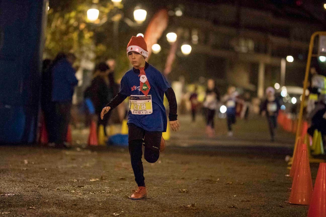 Ni el mal tiempo ni el frío han impedido que decenas de niños hayan partido en las carreras de las distintas categorías de esta tradicional carrera navideña