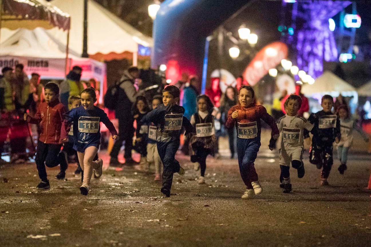 Ni el mal tiempo ni el frío han impedido que decenas de niños hayan partido en las carreras de las distintas categorías de esta tradicional carrera navideña