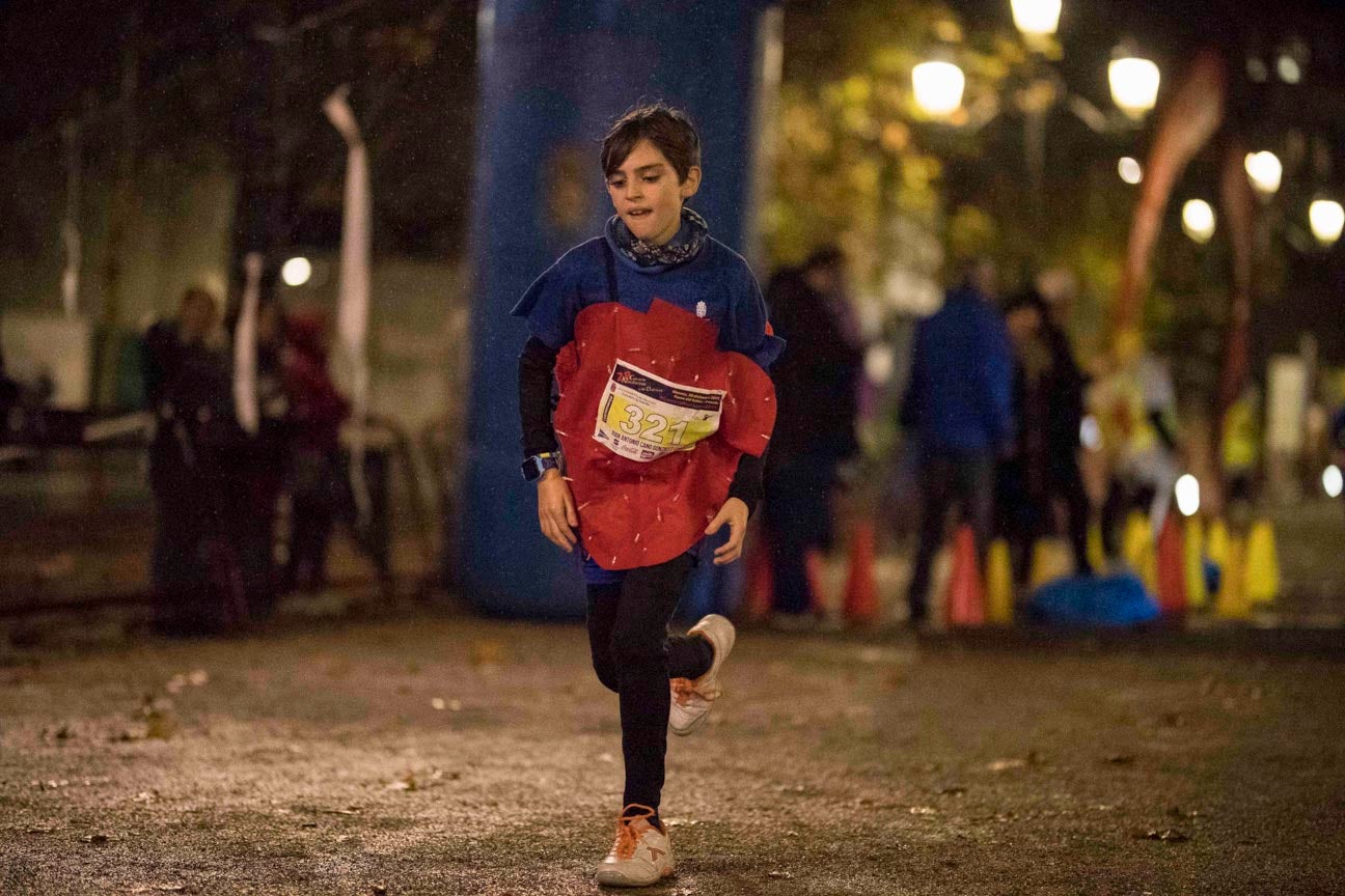 Ni el mal tiempo ni el frío han impedido que decenas de niños hayan partido en las carreras de las distintas categorías de esta tradicional carrera navideña