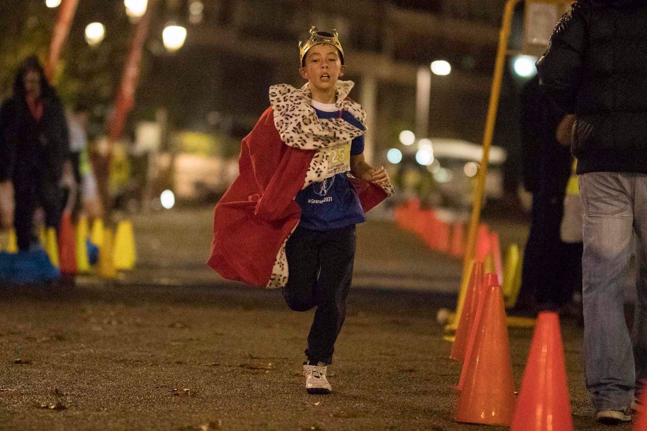 Ni el mal tiempo ni el frío han impedido que decenas de niños hayan partido en las carreras de las distintas categorías de esta tradicional carrera navideña