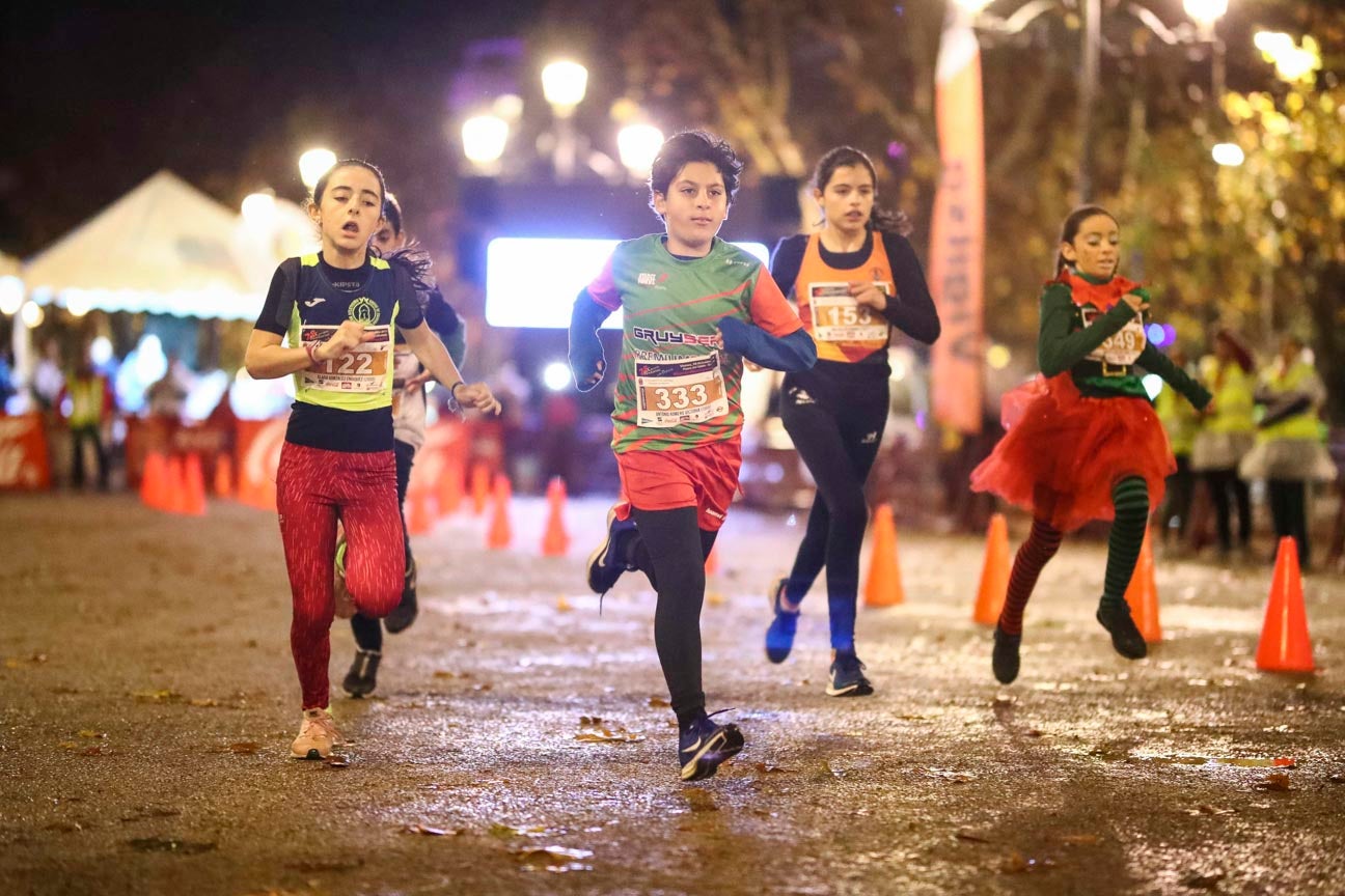 Ni el mal tiempo ni el frío han impedido que decenas de niños hayan partido en las carreras de las distintas categorías de esta tradicional carrera navideña