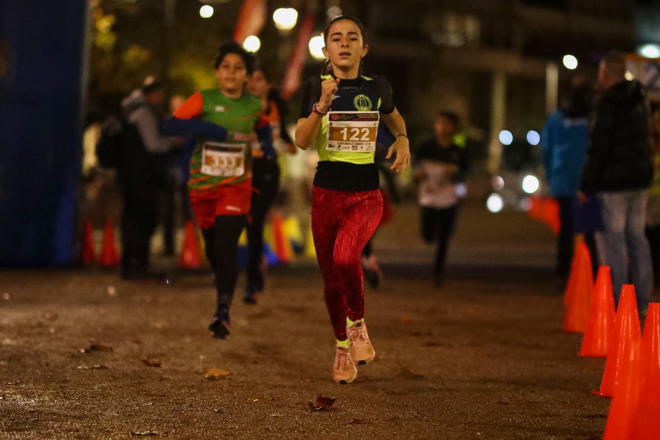 Ni el mal tiempo ni el frío han impedido que decenas de niños hayan partido en las carreras de las distintas categorías de esta tradicional carrera navideña