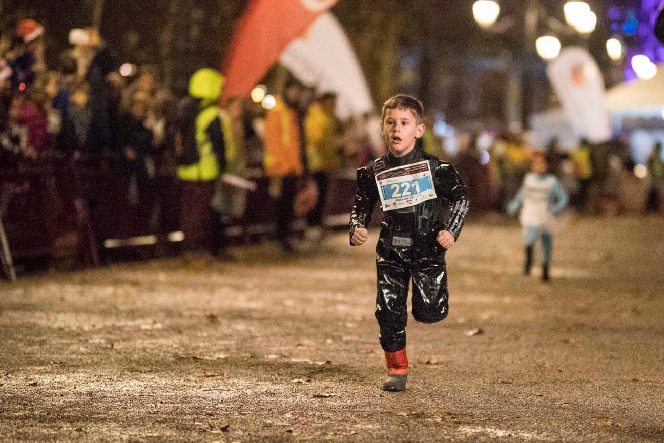 Ni el mal tiempo ni el frío han impedido que decenas de niños hayan partido en las carreras de las distintas categorías de esta tradicional carrera navideña