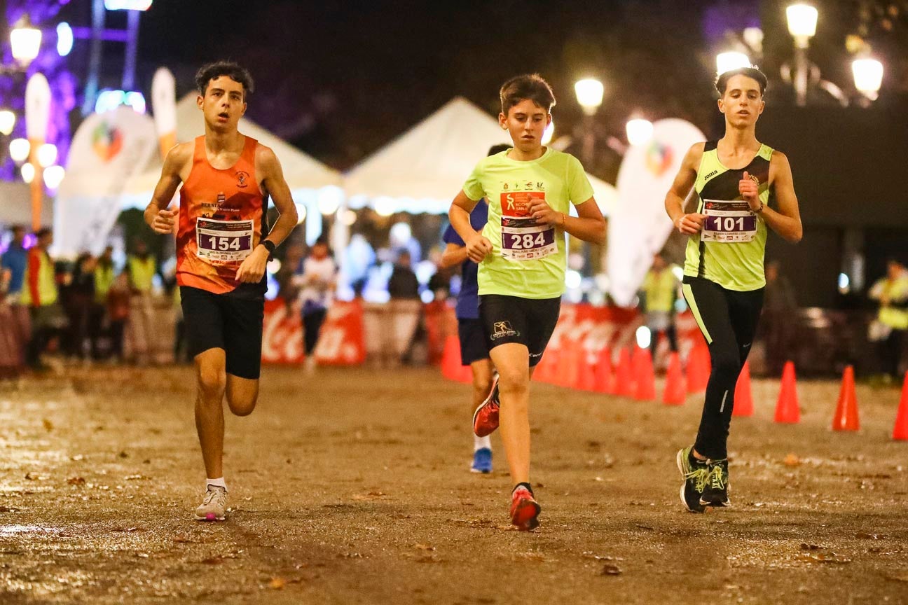 Ni el mal tiempo ni el frío han impedido que decenas de niños hayan partido en las carreras de las distintas categorías de esta tradicional carrera navideña