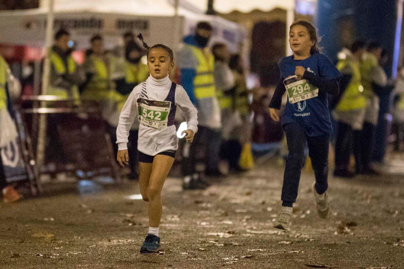 Ni el mal tiempo ni el frío han impedido que decenas de niños hayan partido en las carreras de las distintas categorías de esta tradicional carrera navideña