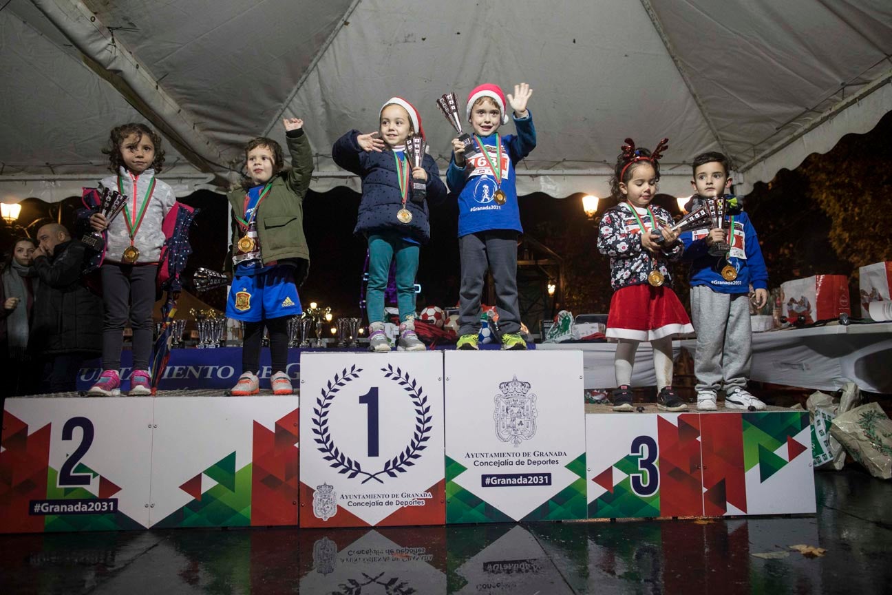 Ni el mal tiempo ni el frío han impedido que decenas de niños hayan partido en las carreras de las distintas categorías de esta tradicional carrera navideña