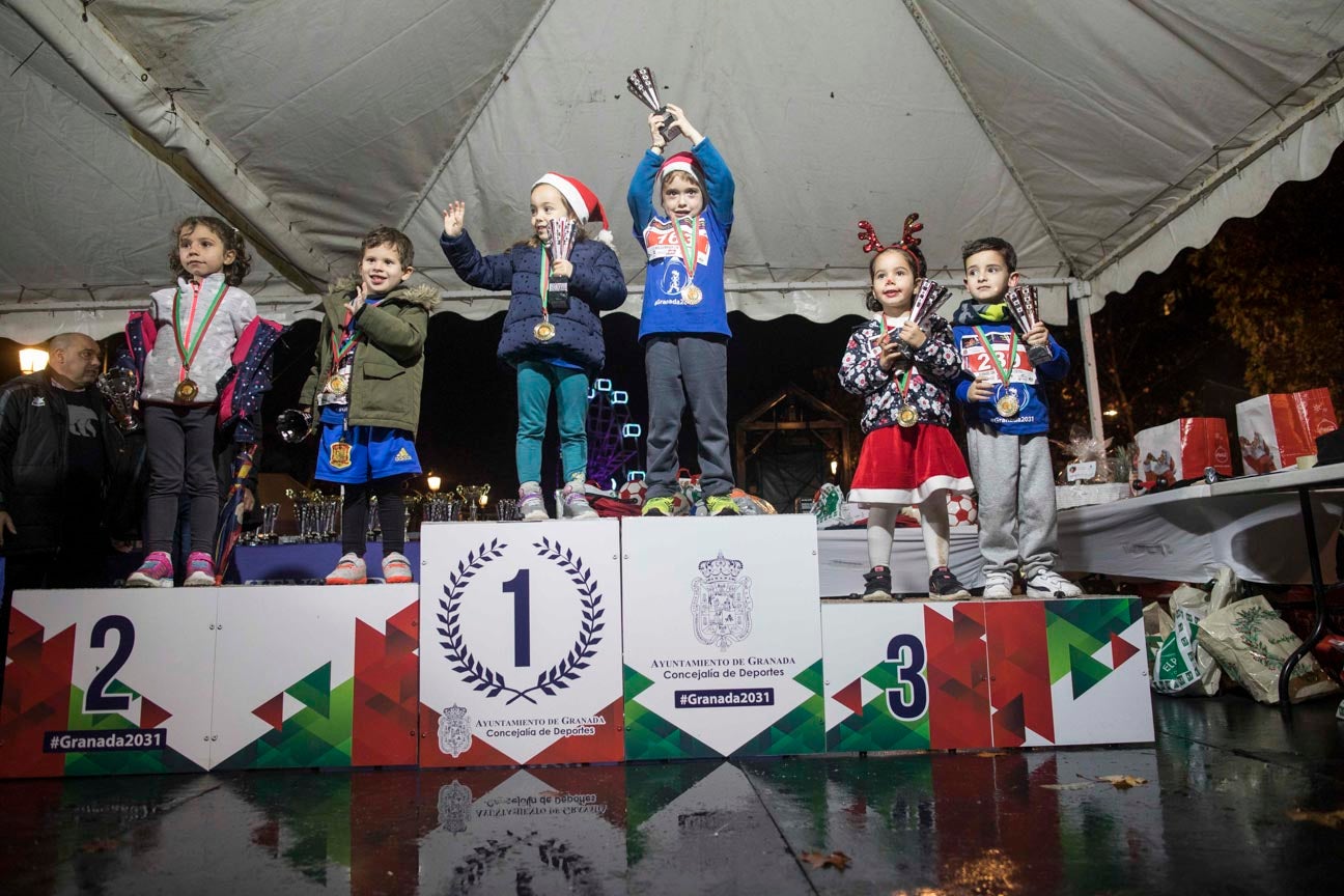 Ni el mal tiempo ni el frío han impedido que decenas de niños hayan partido en las carreras de las distintas categorías de esta tradicional carrera navideña