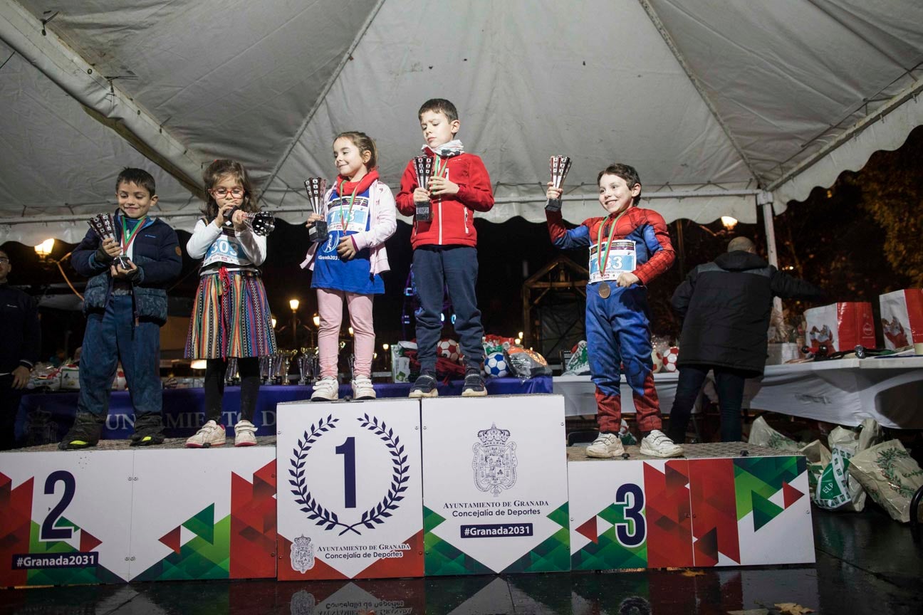 Ni el mal tiempo ni el frío han impedido que decenas de niños hayan partido en las carreras de las distintas categorías de esta tradicional carrera navideña