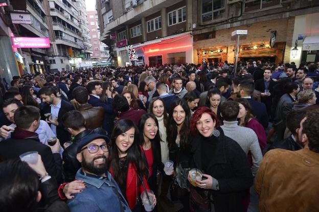 Una multitud de gente, de tardeo en la zona de Pérez Casas, en Murcia.