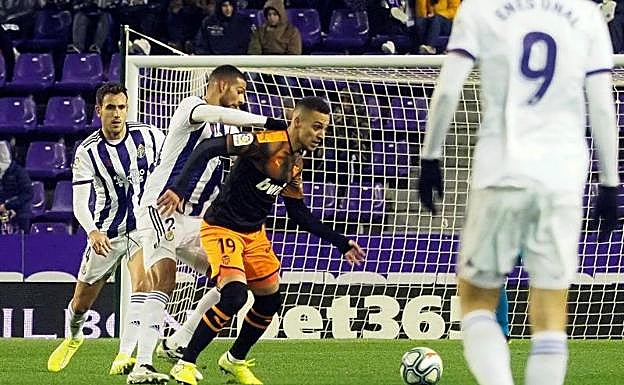 Rodrigo Moreno pugna por un balón entre tres jugadores del Valladolid. 