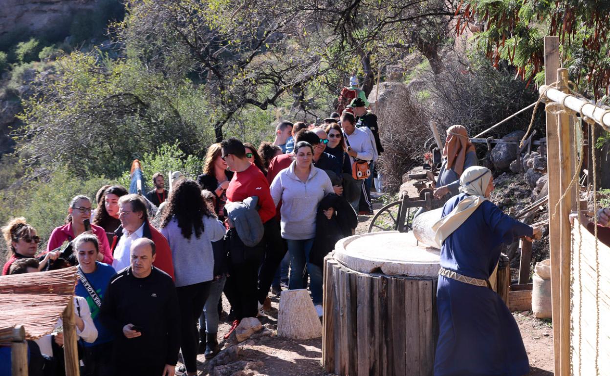 Cientos de personas visitan el Belén viviente de Los Tablones