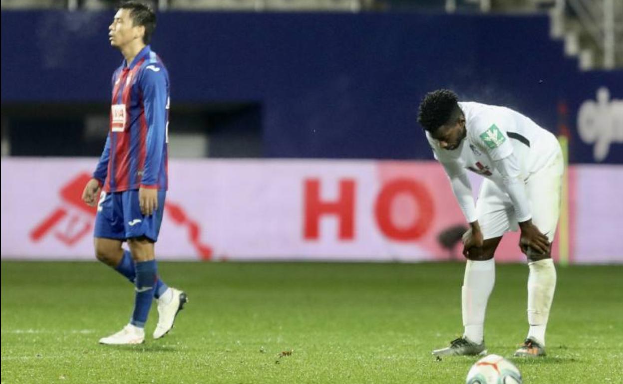 Yan Eteki se lamenta durante el partido del viernes en Ipurua. 