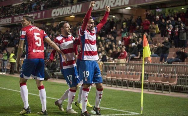 Montoro celebra uno de los dos goles que anotó frente al Elche. 