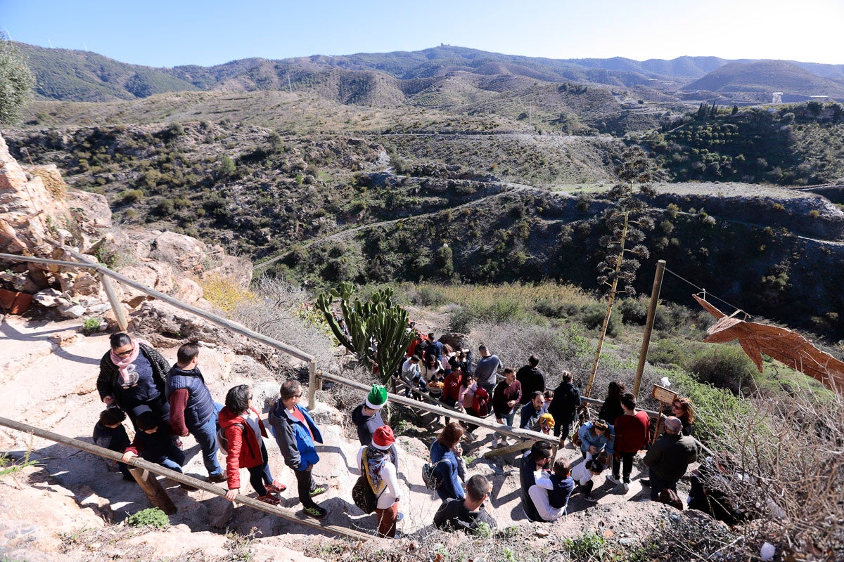Cientos de personas se han acercado hoy, un año más, a disfrutar del espectacular Belén viviente de Los Tablones