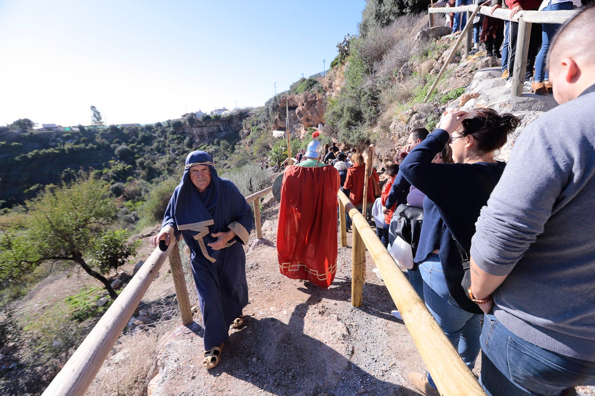 Cientos de personas se han acercado hoy, un año más, a disfrutar del espectacular Belén viviente de Los Tablones