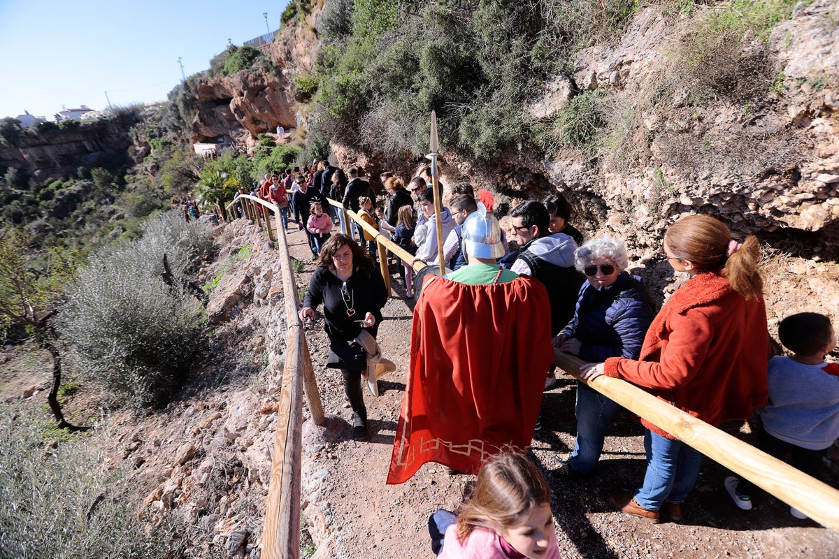 Cientos de personas se han acercado hoy, un año más, a disfrutar del espectacular Belén viviente de Los Tablones