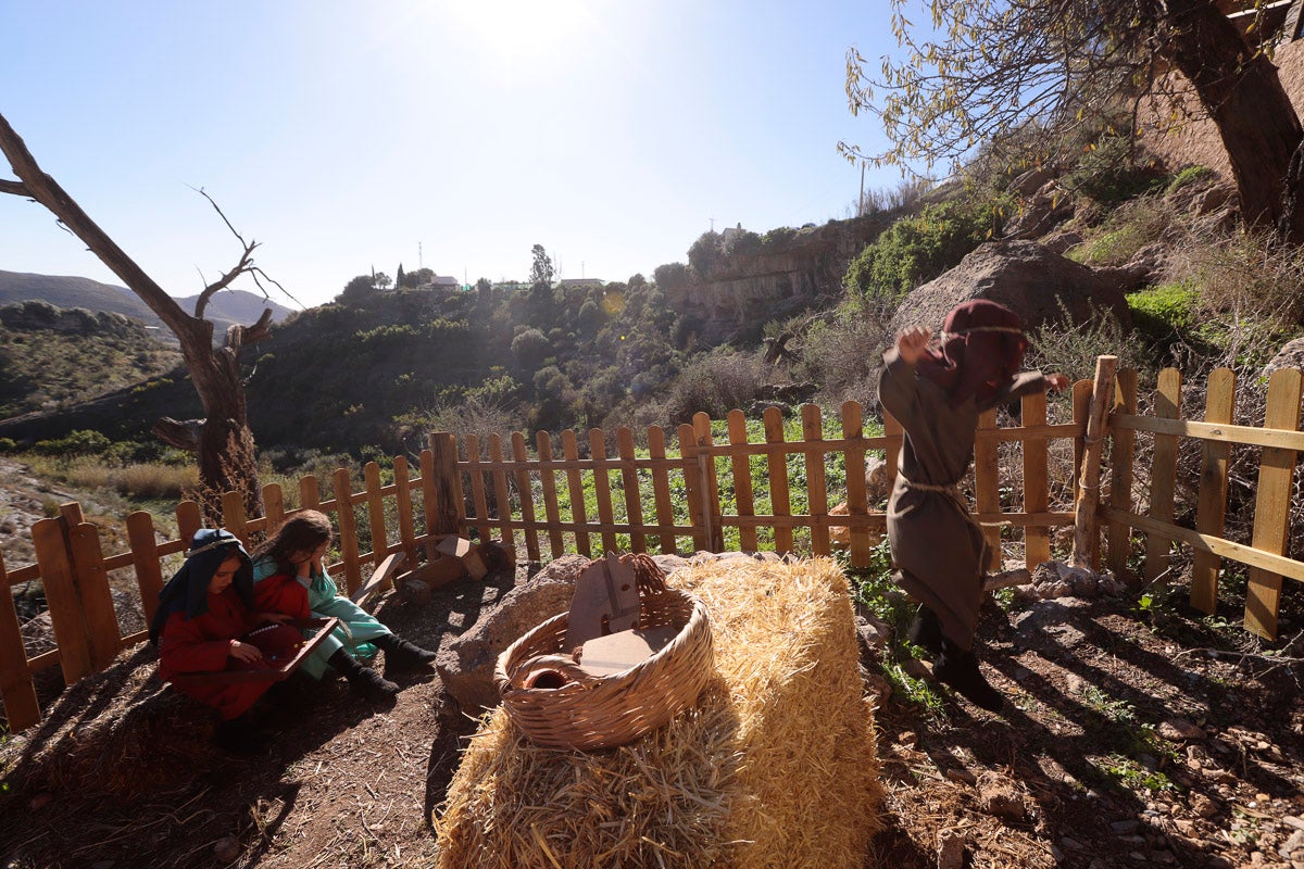 Cientos de personas se han acercado hoy, un año más, a disfrutar del espectacular Belén viviente de Los Tablones