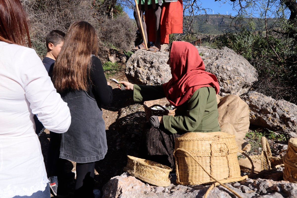 Cientos de personas se han acercado hoy, un año más, a disfrutar del espectacular Belén viviente de Los Tablones