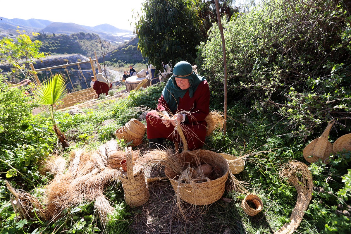 Cientos de personas se han acercado hoy, un año más, a disfrutar del espectacular Belén viviente de Los Tablones