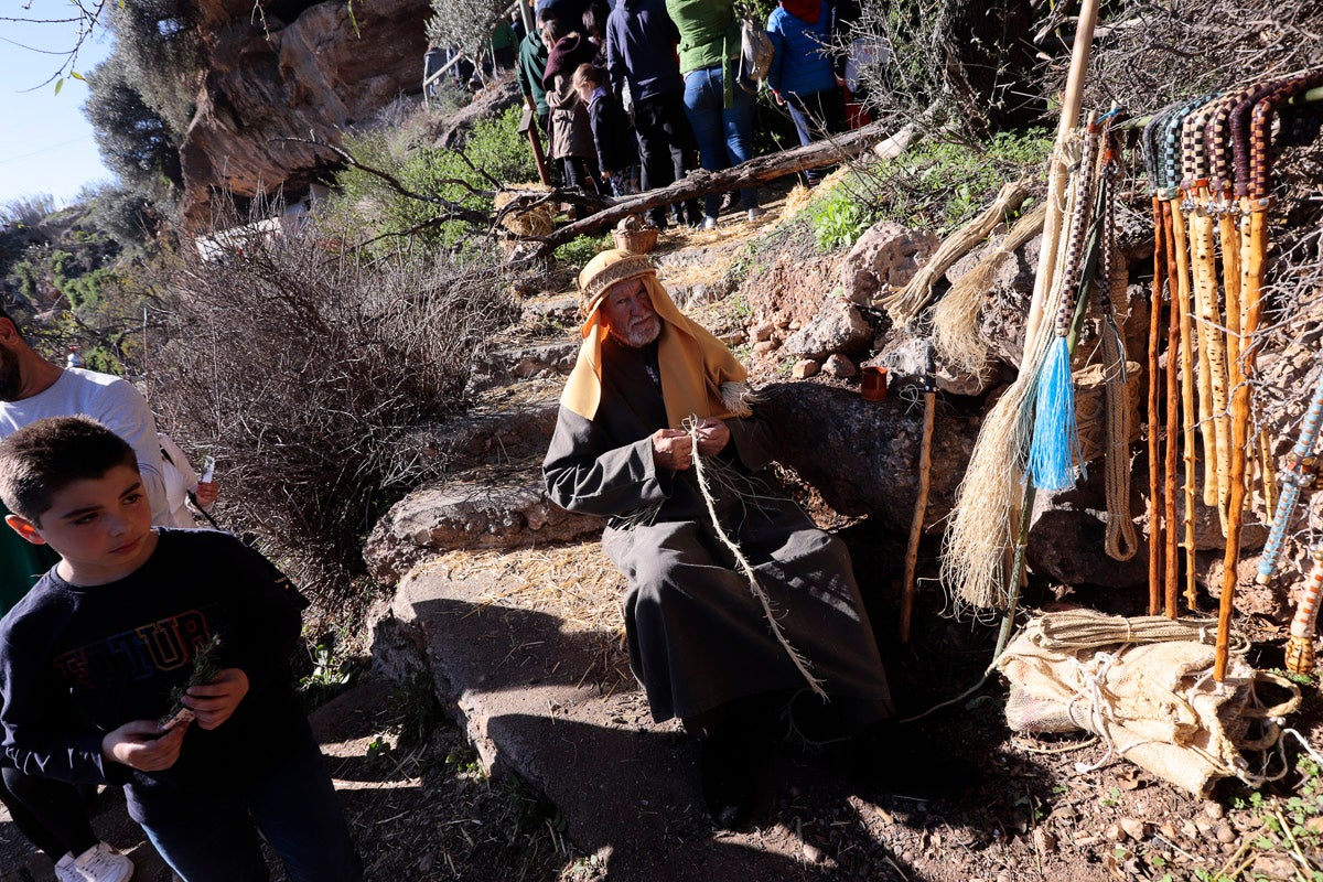 Cientos de personas se han acercado hoy, un año más, a disfrutar del espectacular Belén viviente de Los Tablones