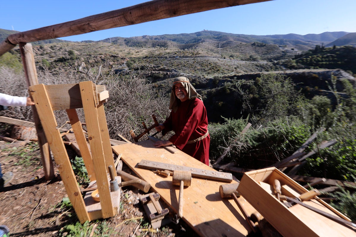 Cientos de personas se han acercado hoy, un año más, a disfrutar del espectacular Belén viviente de Los Tablones