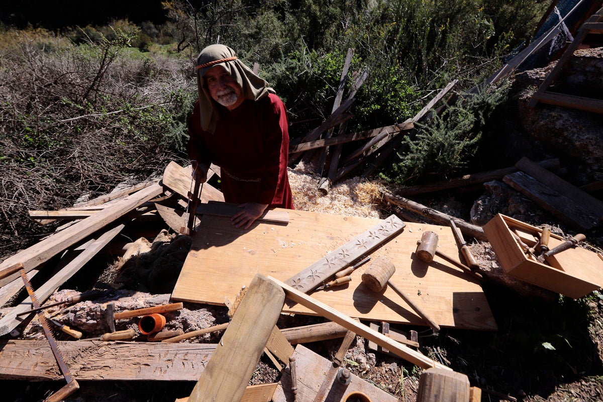 Cientos de personas se han acercado hoy, un año más, a disfrutar del espectacular Belén viviente de Los Tablones