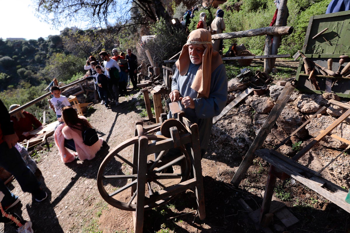 Cientos de personas se han acercado hoy, un año más, a disfrutar del espectacular Belén viviente de Los Tablones