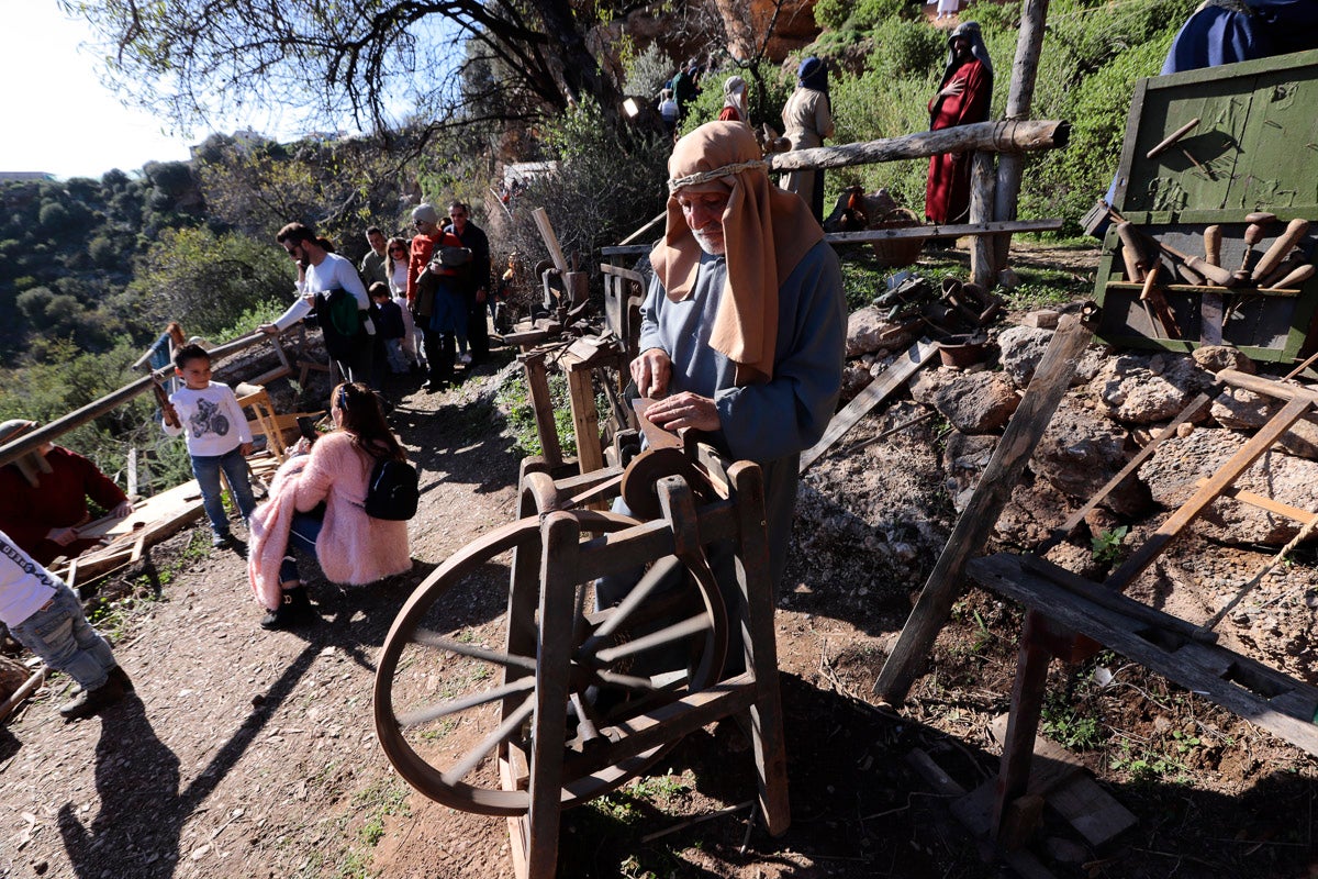 Cientos de personas se han acercado hoy, un año más, a disfrutar del espectacular Belén viviente de Los Tablones