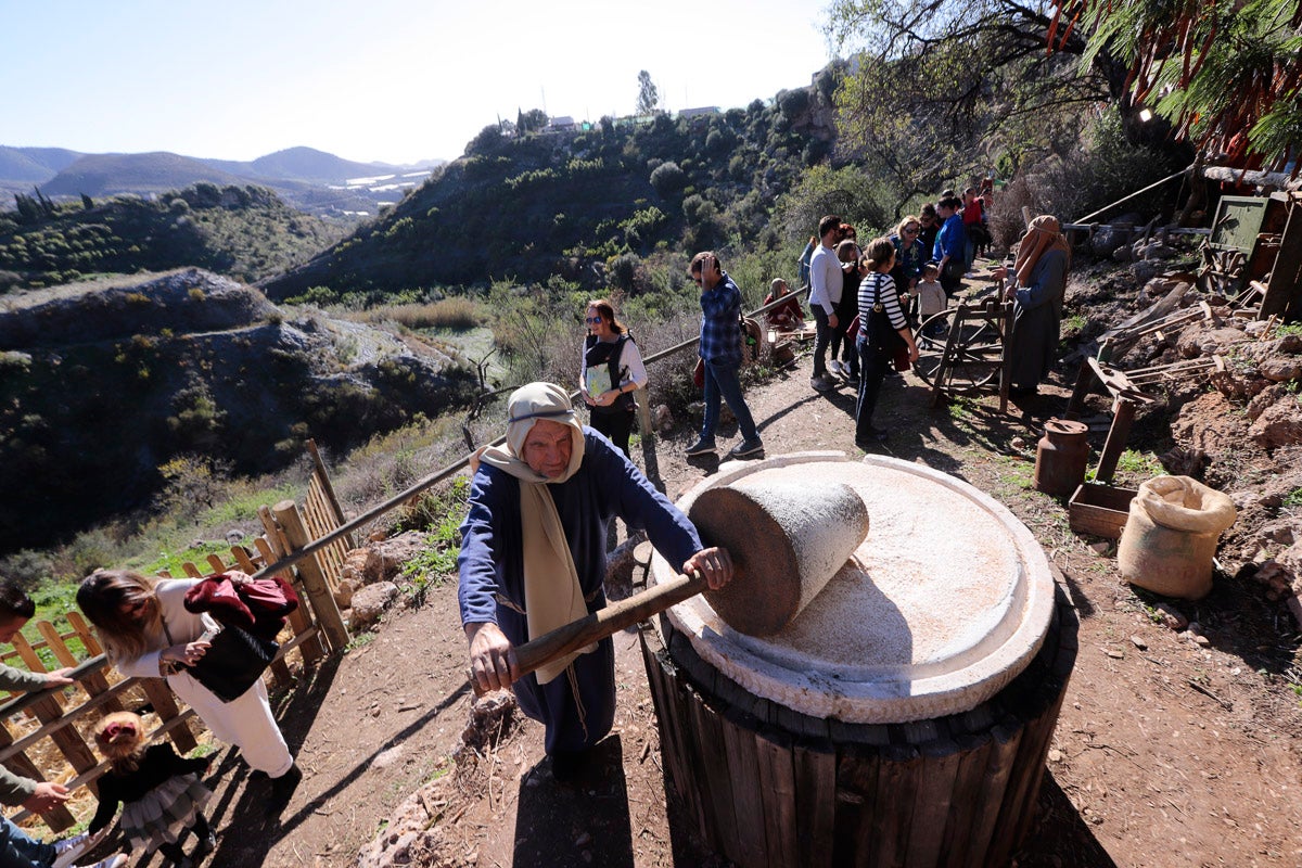 Cientos de personas se han acercado hoy, un año más, a disfrutar del espectacular Belén viviente de Los Tablones