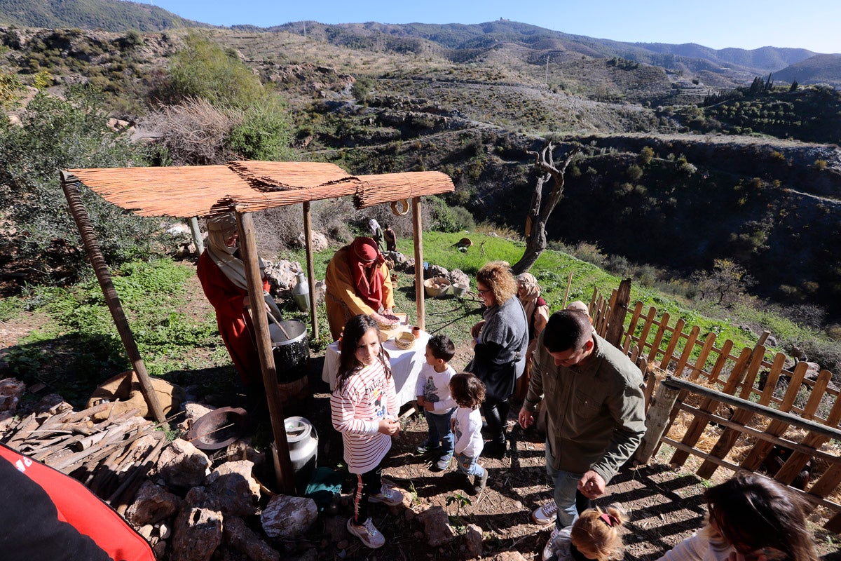 Cientos de personas se han acercado hoy, un año más, a disfrutar del espectacular Belén viviente de Los Tablones