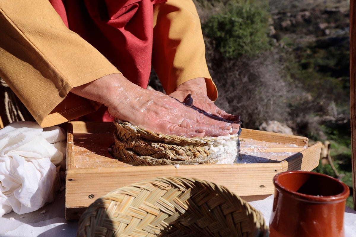 Cientos de personas se han acercado hoy, un año más, a disfrutar del espectacular Belén viviente de Los Tablones