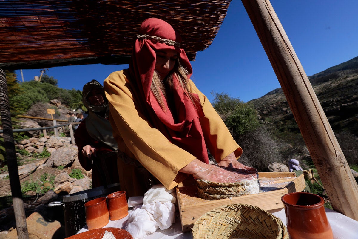 Cientos de personas se han acercado hoy, un año más, a disfrutar del espectacular Belén viviente de Los Tablones