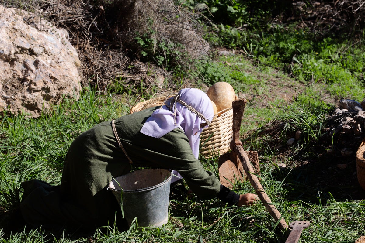 Cientos de personas se han acercado hoy, un año más, a disfrutar del espectacular Belén viviente de Los Tablones