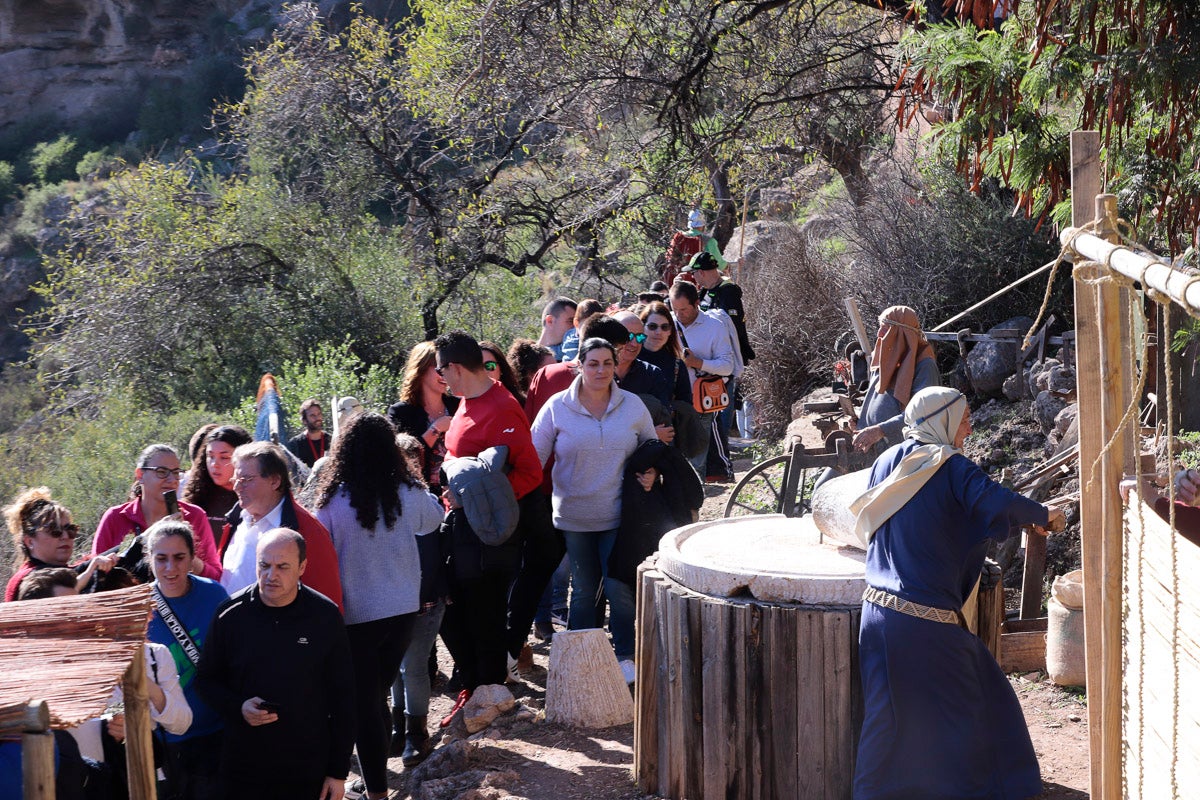 Cientos de personas se han acercado hoy, un año más, a disfrutar del espectacular Belén viviente de Los Tablones