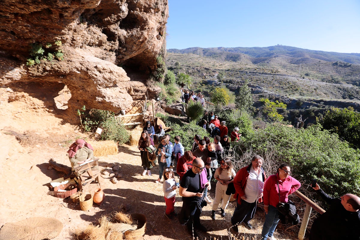 Cientos de personas se han acercado hoy, un año más, a disfrutar del espectacular Belén viviente de Los Tablones
