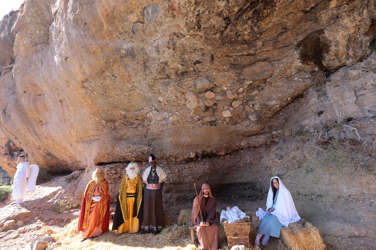 Cientos de personas se han acercado hoy, un año más, a disfrutar del espectacular Belén viviente de Los Tablones