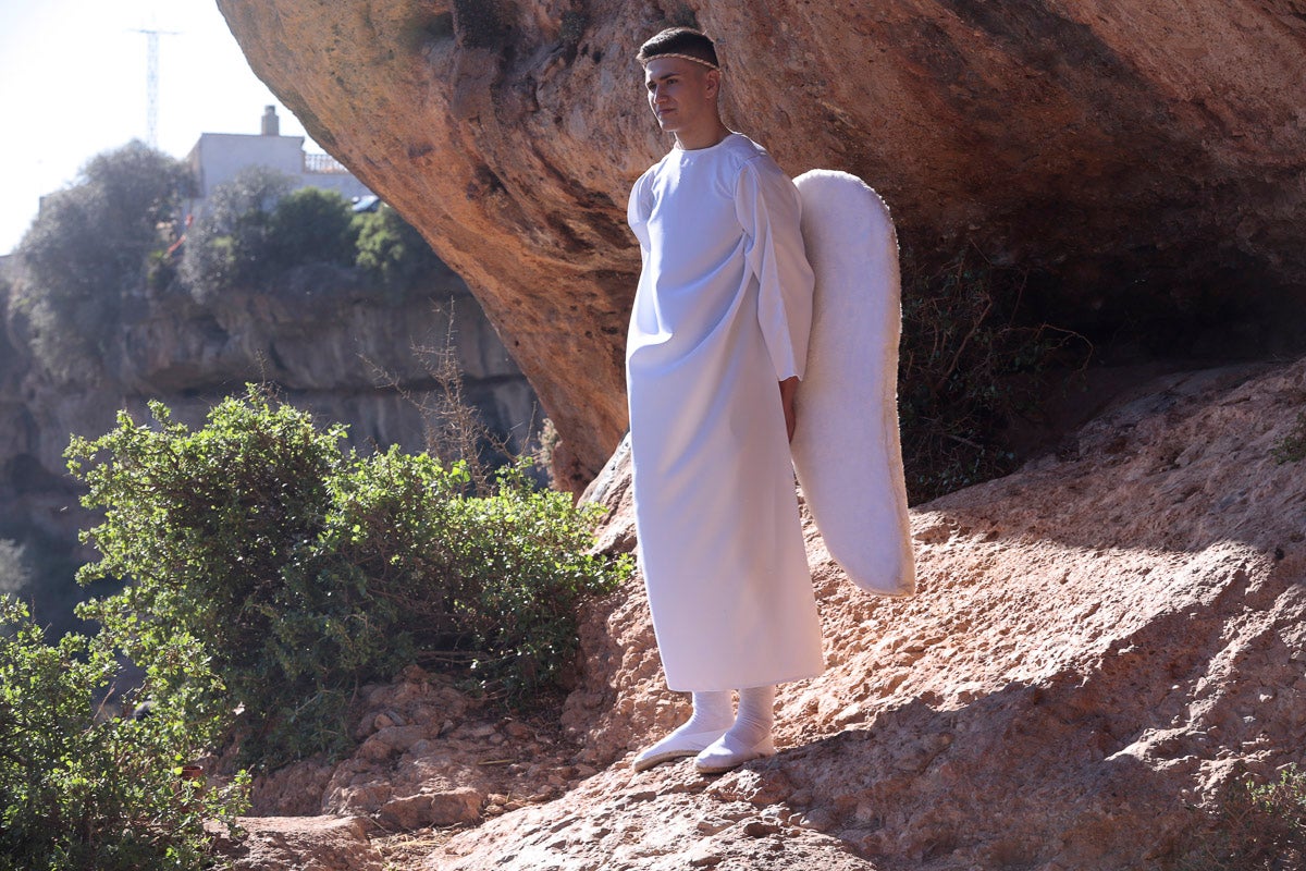 Cientos de personas se han acercado hoy, un año más, a disfrutar del espectacular Belén viviente de Los Tablones