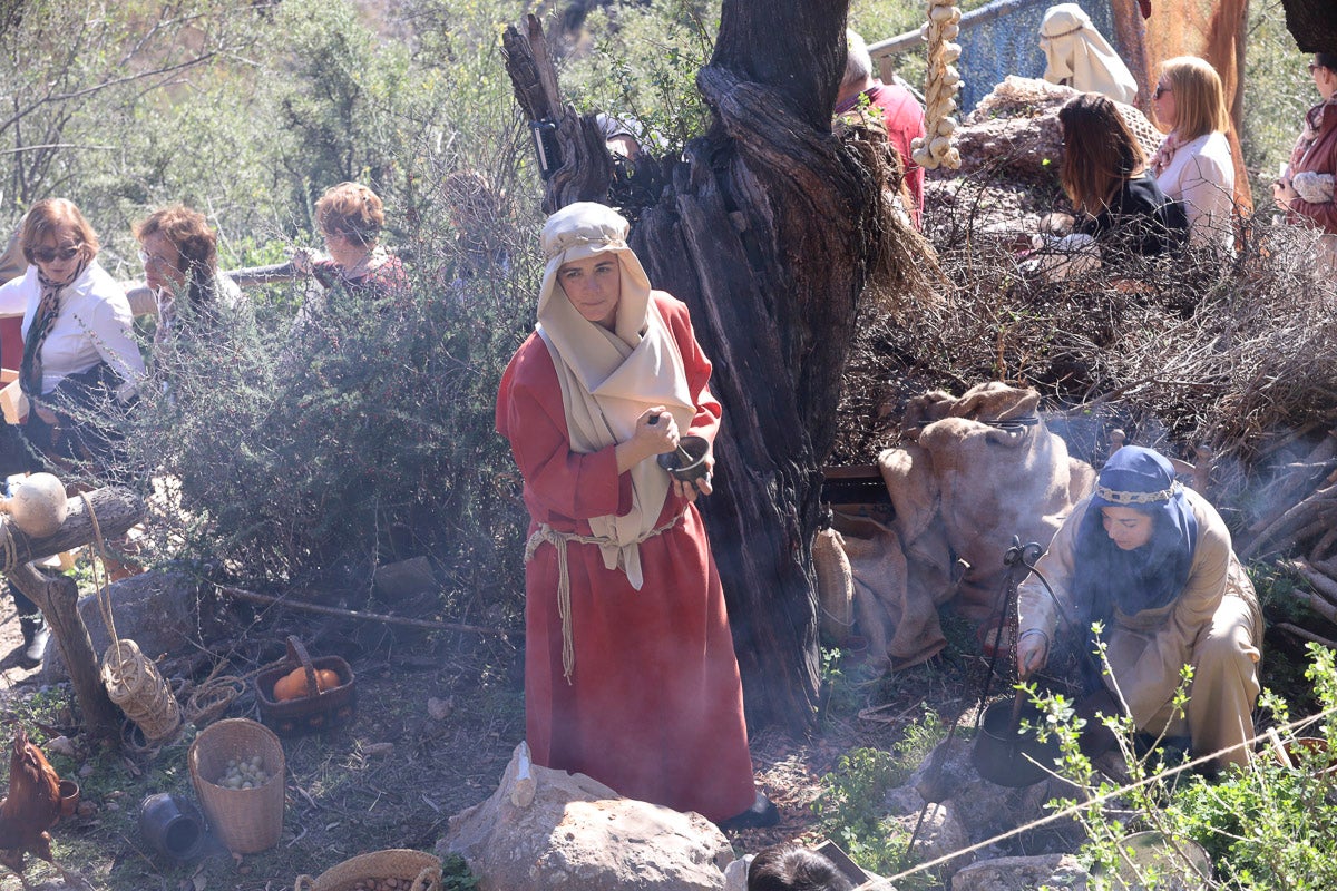 Cientos de personas se han acercado hoy, un año más, a disfrutar del espectacular Belén viviente de Los Tablones