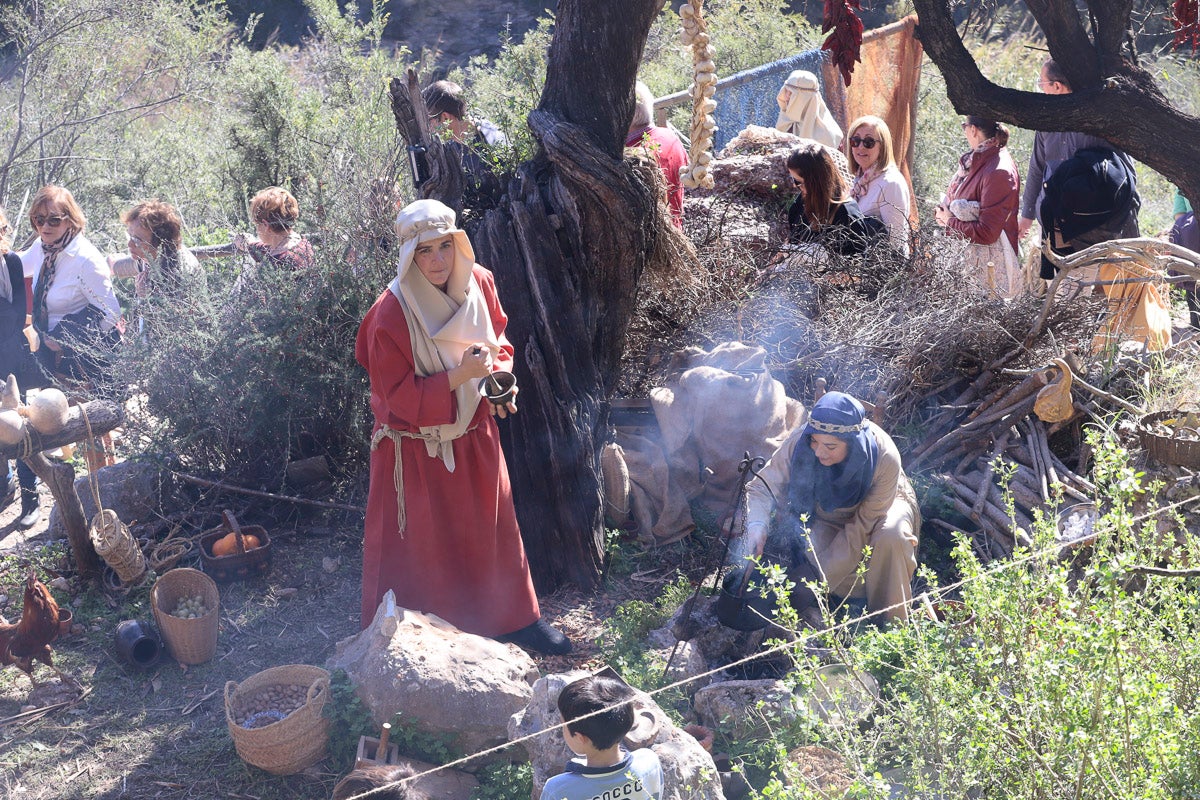 Cientos de personas se han acercado hoy, un año más, a disfrutar del espectacular Belén viviente de Los Tablones