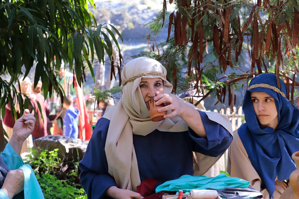 Cientos de personas se han acercado hoy, un año más, a disfrutar del espectacular Belén viviente de Los Tablones
