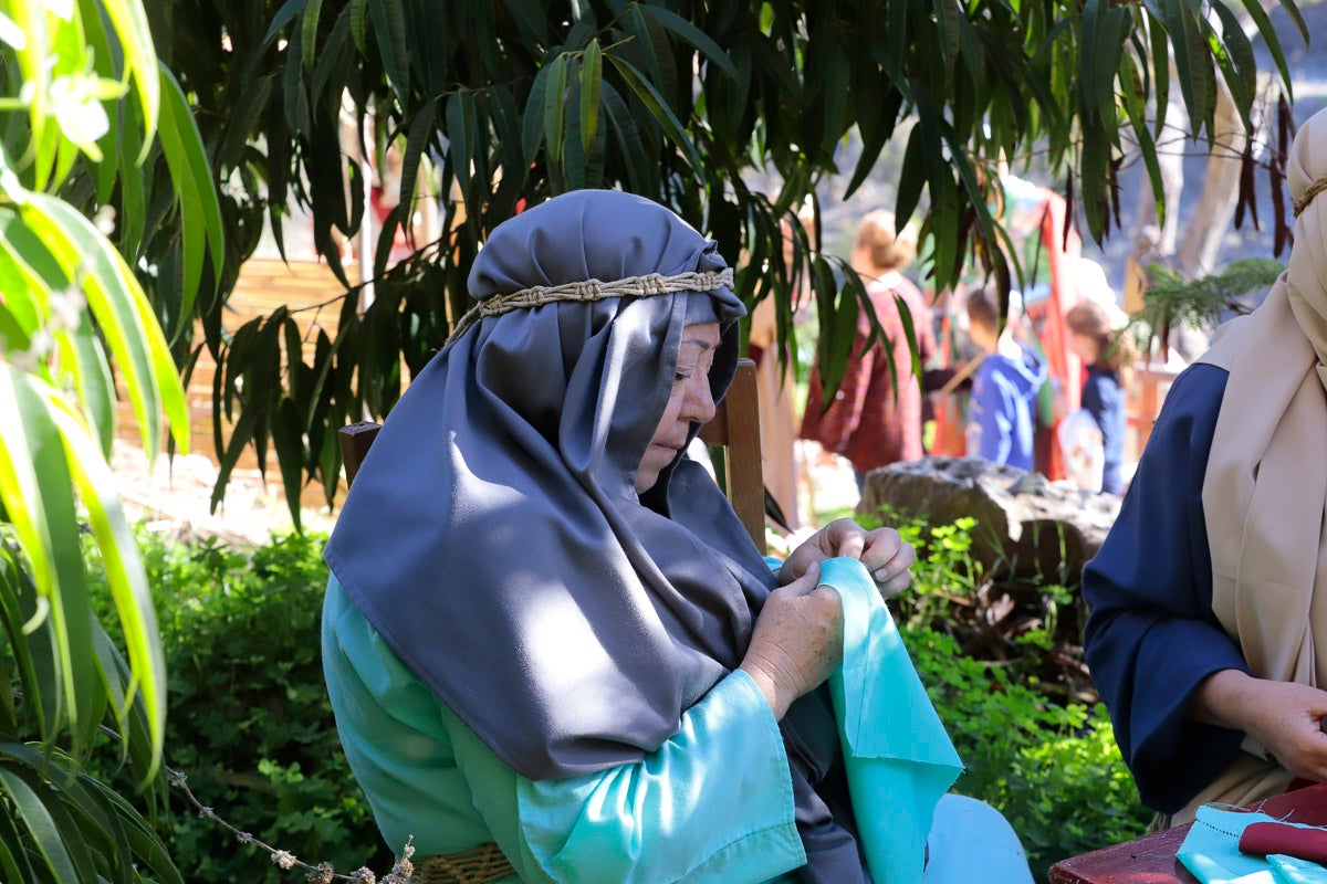 Cientos de personas se han acercado hoy, un año más, a disfrutar del espectacular Belén viviente de Los Tablones