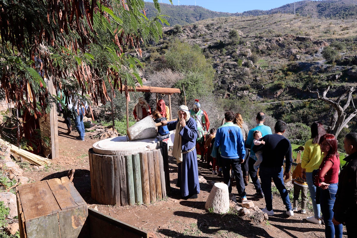 Cientos de personas se han acercado hoy, un año más, a disfrutar del espectacular Belén viviente de Los Tablones