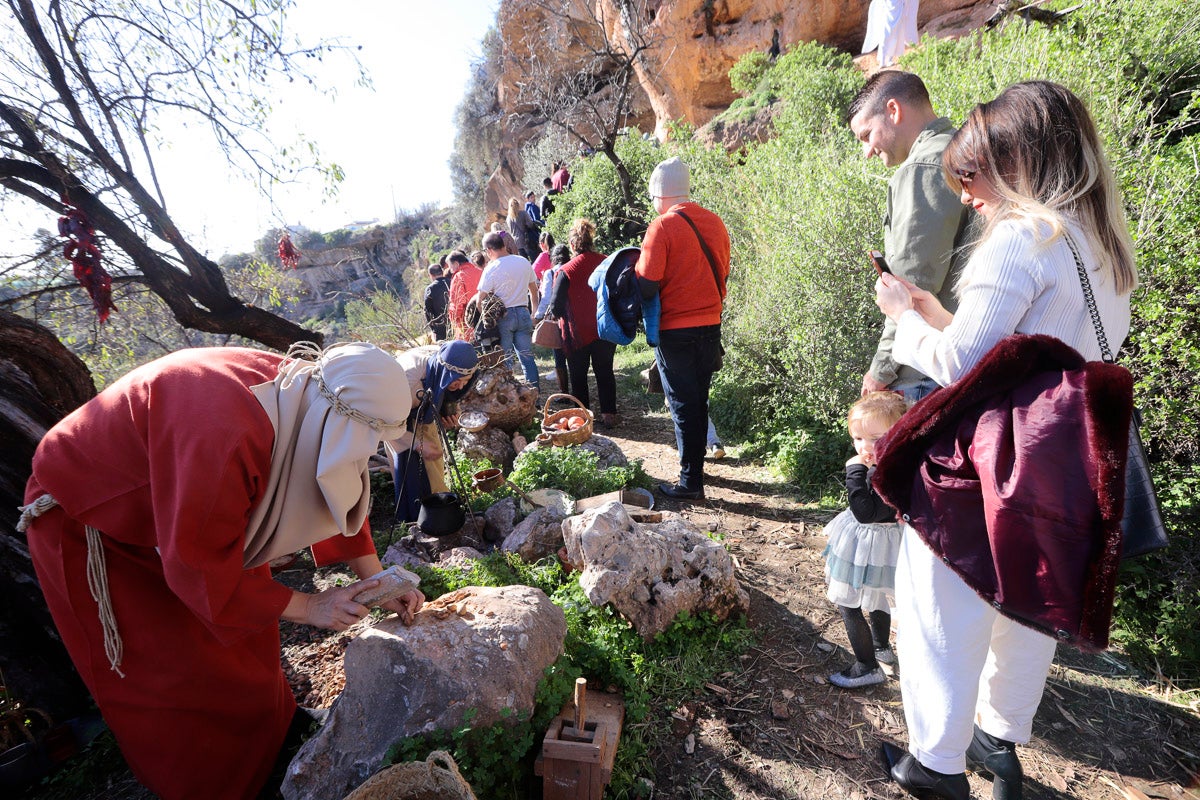 Cientos de personas se han acercado hoy, un año más, a disfrutar del espectacular Belén viviente de Los Tablones