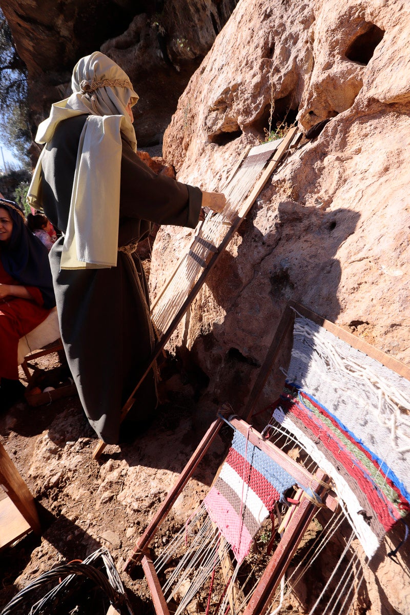 Cientos de personas se han acercado hoy, un año más, a disfrutar del espectacular Belén viviente de Los Tablones
