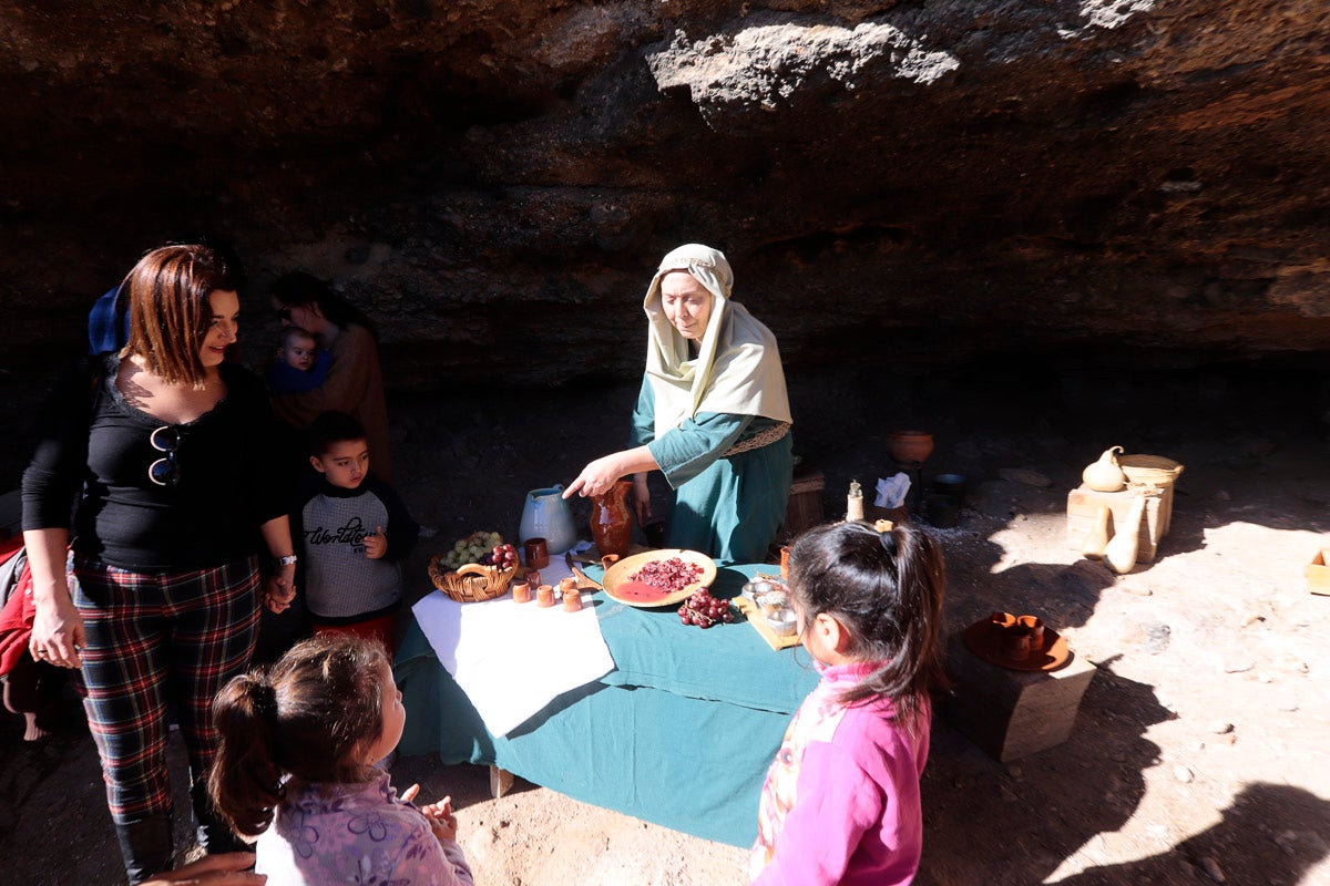 Cientos de personas se han acercado hoy, un año más, a disfrutar del espectacular Belén viviente de Los Tablones