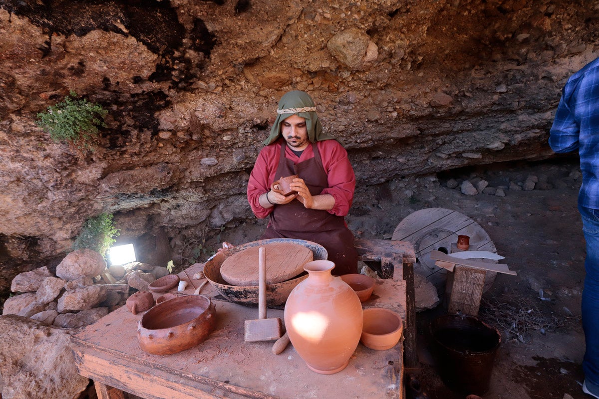 Cientos de personas se han acercado hoy, un año más, a disfrutar del espectacular Belén viviente de Los Tablones